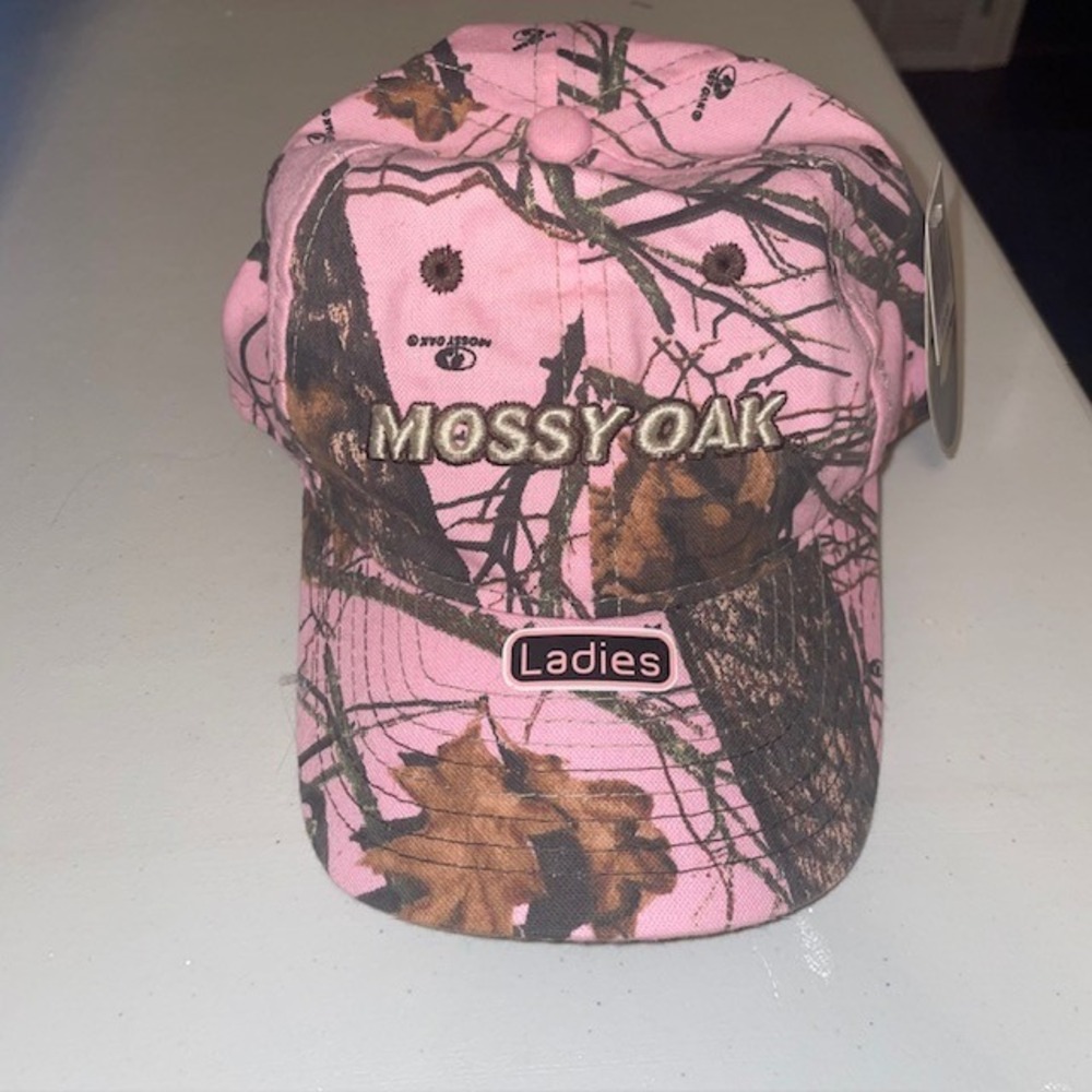 NWT  Mossy Oak Pink Real Tree Hat with velcro back